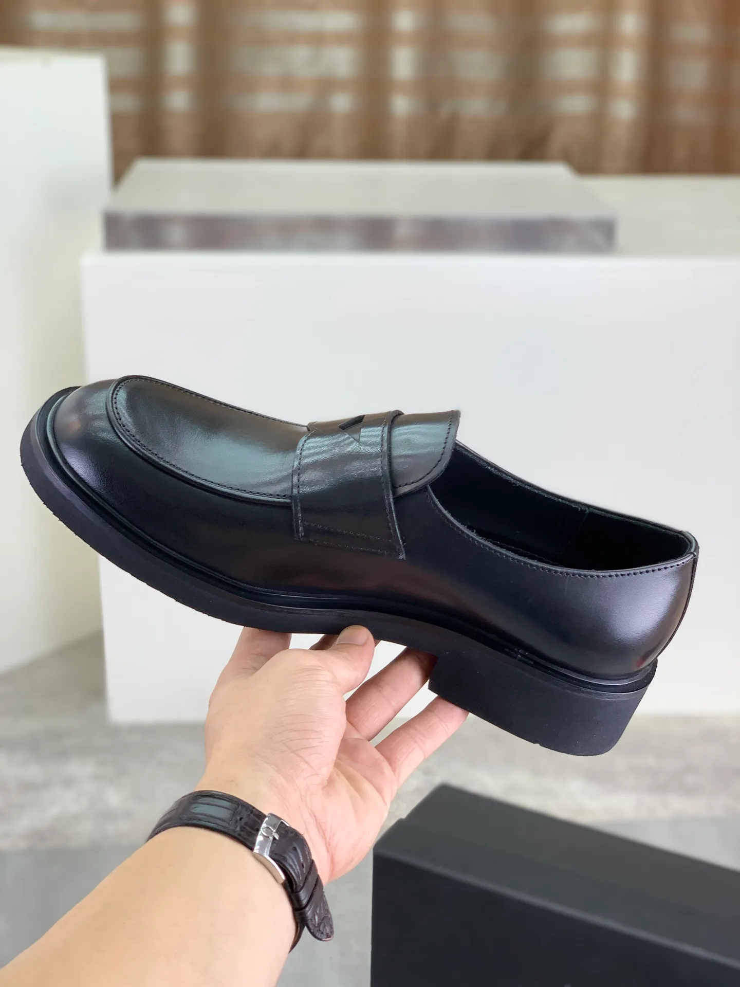 Factory price P840 💰Original quality, top version🔱 ＰＲＡＤＡPrada. Men's business casual leather shoes, top quality cow leather. 1:1 shipment ⬆️Luxurious and noble, all made of imported original first-layer fine suede cowhide, just to create a more comfortable wearing experience. Upper: original comfortable open-edge bead-rubbed calfskin ➕Top imported water-dyed full cow lining, original high-end lightweight and comfortable TPU combination bottom ✔️Code number: 39-44 (38 45 Can be customized)